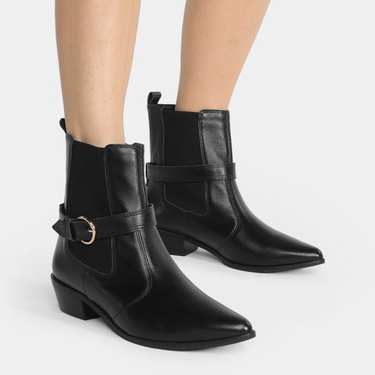 Bota Chelsea Shoestock Bia Perotti Couro Fivela Feminina