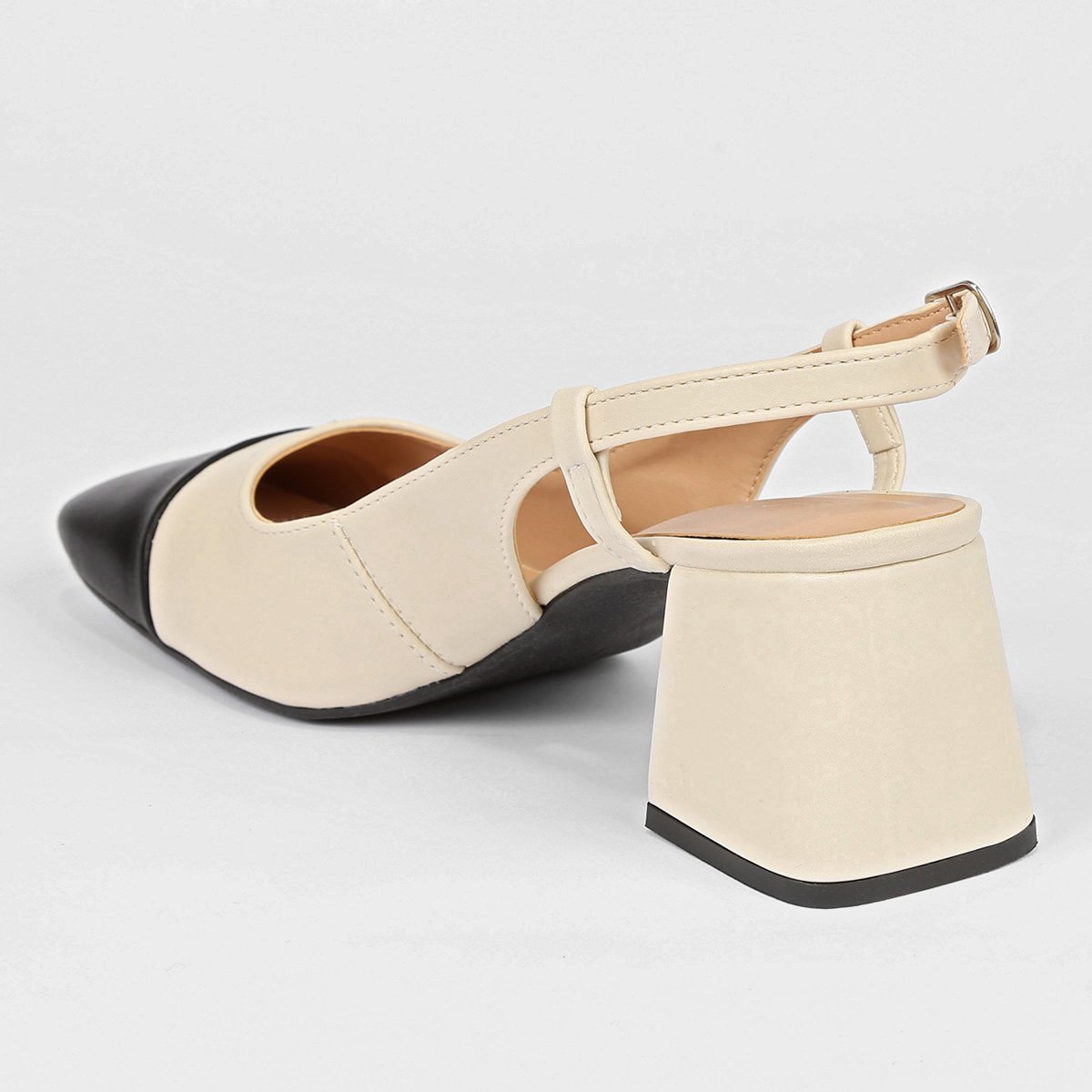 Scarpin Shoestock Slingback Salto Bloco - Off White+Preto | Shoestock